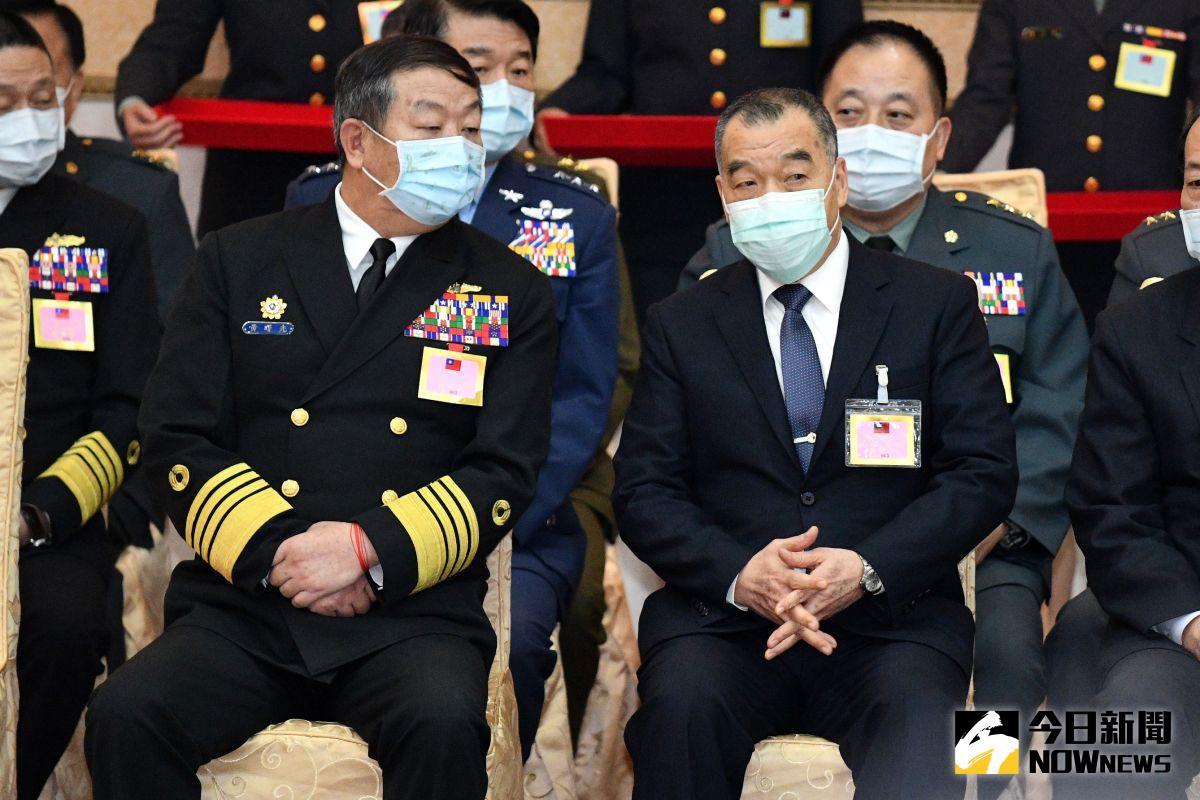 ▲國防部長邱國正（右）將卸任，前海軍司令黃曙光（左）被點名是繼任人選之一。（圖／NOWnews資料照）