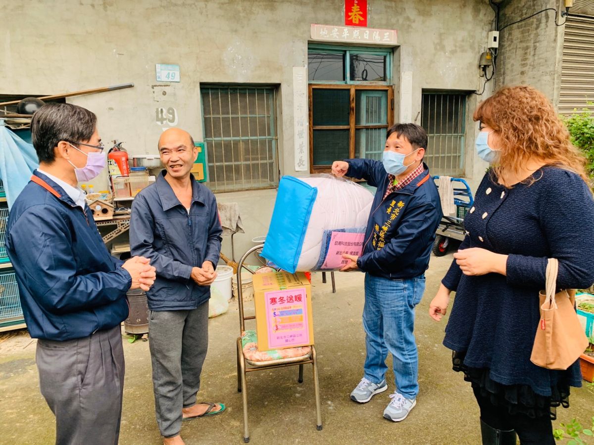 ▲從今(30)日起連續三天氣溫遽降，三峽區公所主動出擊關懷街友、獨居老人。（圖／三峽區公所提供）