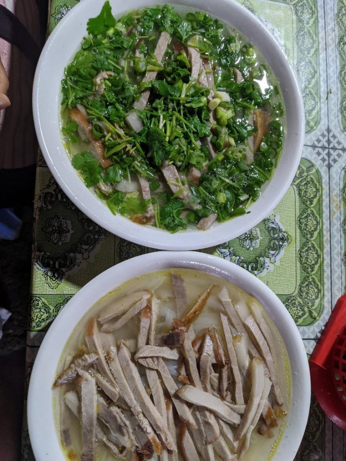 ▲只見從照片中可以看到兩碗河粉,一碗有著滿滿「綠油油」的香菜,另一碗則是「白花花」一片,什麼都沒放。(圖/翻攝自《Dcard》)