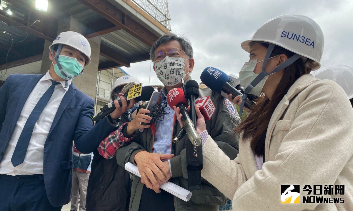 ▲台北市長柯文哲30日上午接受訪問時，表示因為疫情以及寒流來臨的緣故，在家看電視不要出門也是一個建議選項。（圖／記者丁上程攝,2020.12.30）