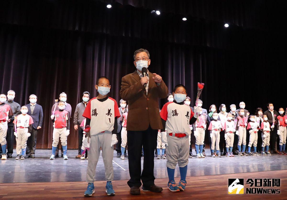 ▲澎湖縣長賴峰偉舉辦「閃耀菊島、有您真好」施政分享會，縣府團隊在講美少棒隊小球員們的陪伴下步入會場，展現出重返榮耀的信心與決心。（圖／記者張塵攝，2020.12.30）