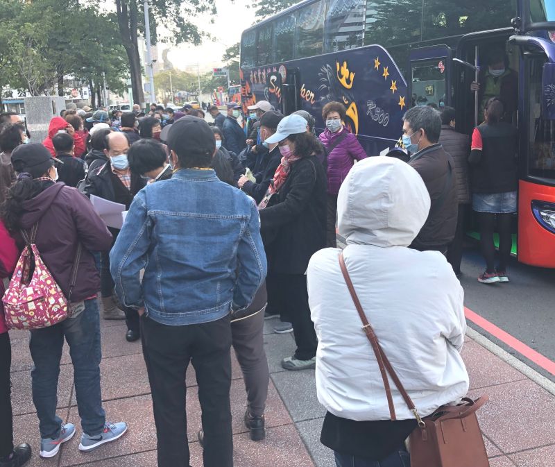 ▲來自高雄、台南、台中等地區的百餘位投資人,到高雄地方法院請求法官速審該公司董事長方瑞豐涉及詐欺案。(圖/記者黃守作攝,2020.12.30)