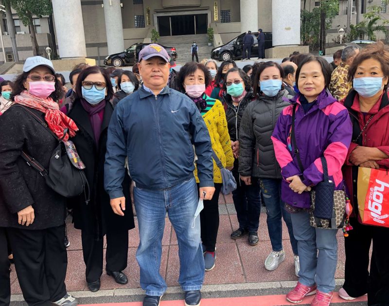 ▲自救會會長吳洋銘(中)率投資人到高雄地方法院請求法官速審該公司董事長方瑞豐涉及詐欺案。(圖/記者黃守作攝,2020.12.30)