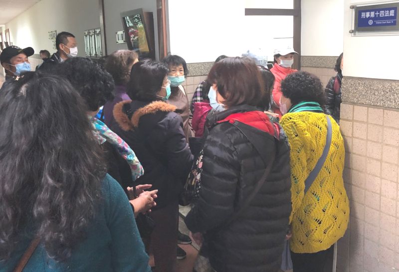 ▲高雄地方法院法庭擠滿美商方美克斯公司百餘位投資人。(圖/記者黃守作攝,2020.12.30)