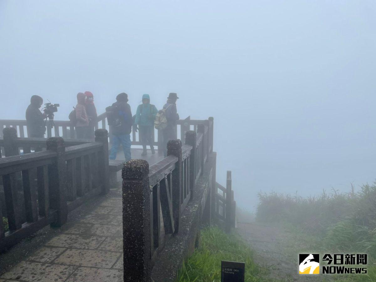 ▲寒流來勢洶洶。位於陽明山的大屯山降下白雪，讓不少追雪族興奮狂殺底片。（圖／記者陳致宇攝）