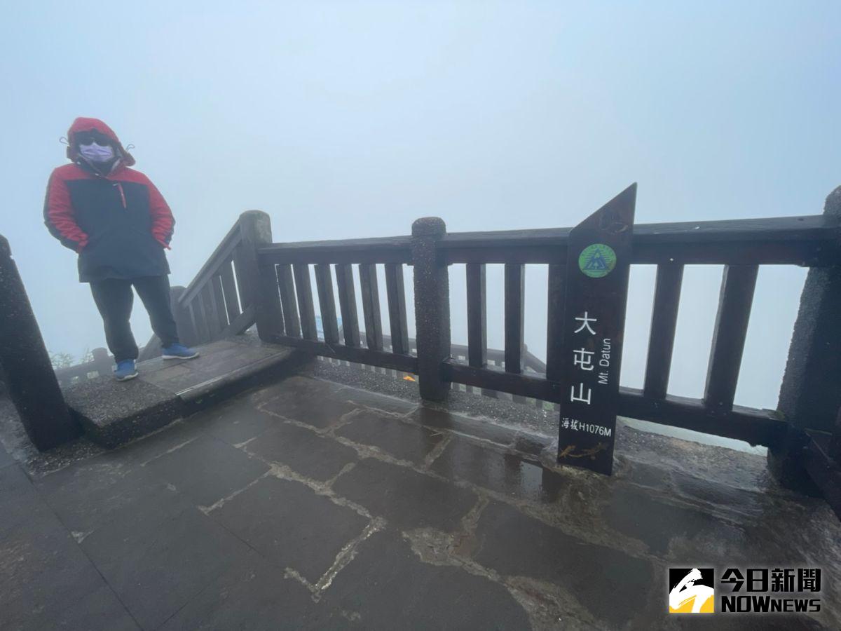▲氣象局持續針對全台發布低溫特報，位於陽明山的大屯山氣溫已近冰點，有機會開始降雪。（圖／記者陳致宇攝，2020.12.30）
