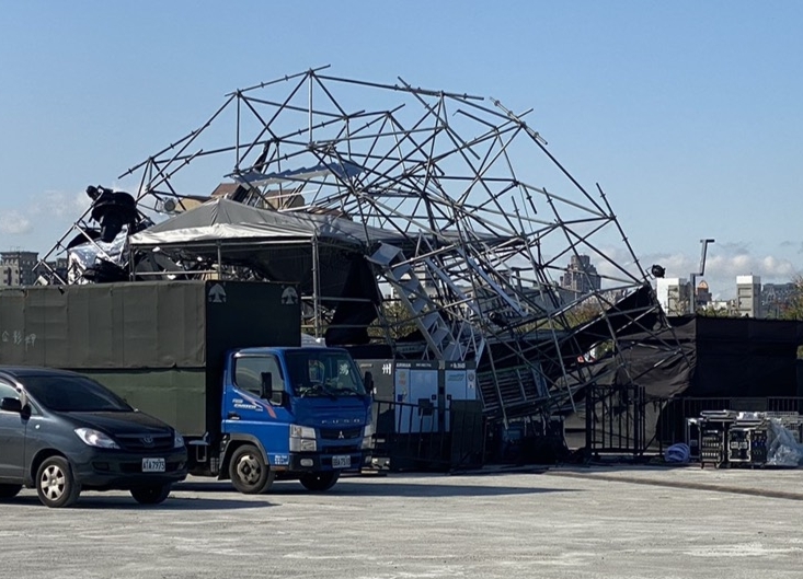 ▲台中跨年晚會舞台，遭強風襲擊，造成部分鷹架、舞台天棚倒塌(圖／民眾提供2020.12.30)