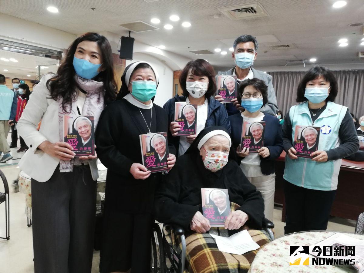 ▲華淑芳修女用愛與信仰奉獻台灣60年，《愛的腳蹤》紀錄她大愛無私的故事。（圖/記者邱嘉琪攝，2020.12.30）