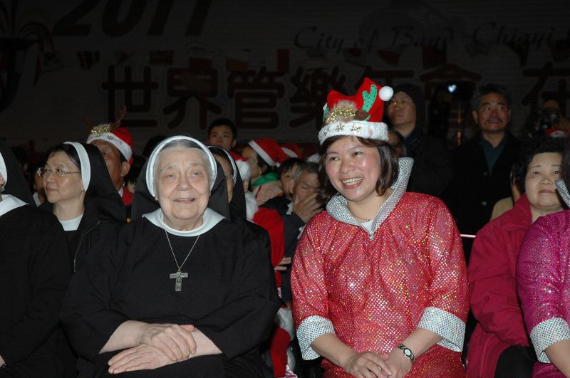 ▲市長黃敏惠特別找出2007年聖誕節報佳音與華修女的合照,於發表會中分享。(圖/嘉巿府提供)
