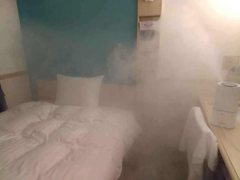 ▲一張日本飯店房間內雲霧繚繞的照片在社群媒體推特上被瘋傳