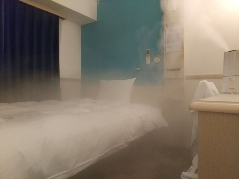 ▲一張日本飯店房間內雲霧繚繞的照片在社群媒體推特上被瘋傳 (圖|翻攝自推特@yumeguri_vtec)