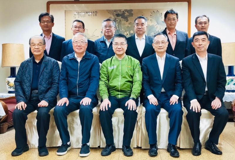 ▲內政部長徐國勇日前在警政署長陳家欽陪同,與中華民國警察之友總會理事長郭台強、最高顧問葉國一等人,到高雄市警察局慰勉第一線警察同仁辛勞。(圖/記者郭凱杰翻攝)