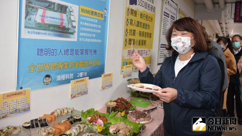 ▲黃敏惠市長和來賓一起品嚐西市場老店美食。（圖／記者郭政隆攝影2020.12.30）