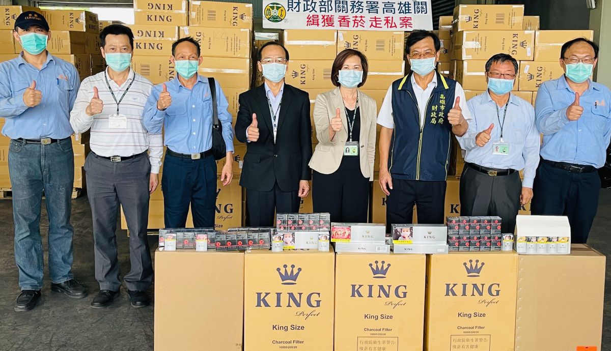 ▲財政部關務署高雄關查獲貨櫃走私未稅香菸。(圖／記者黃守作攝，2020.12.30)
