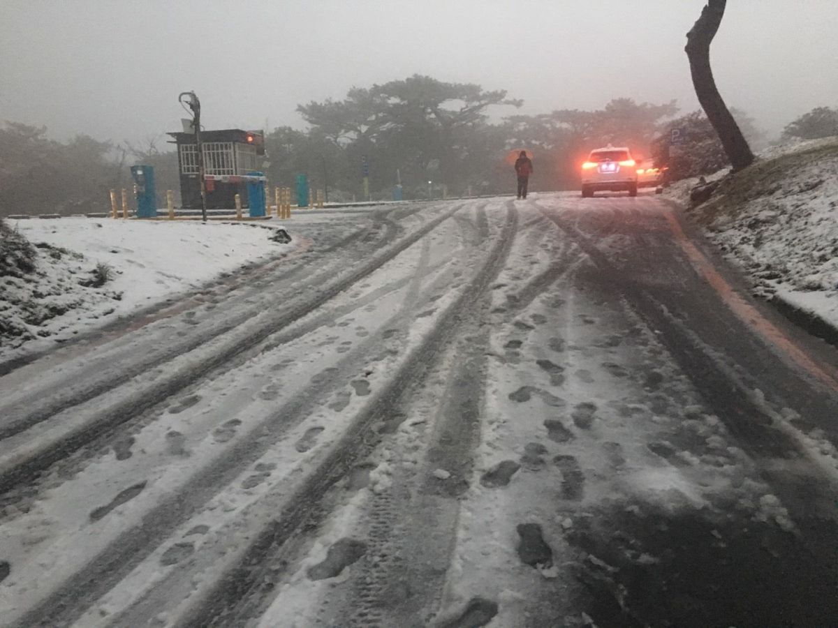 ▲此波寒流最冷時間點落在明（8）日清晨至深夜，陽明山地區有下冰霰及降雪機會，北市交通局為因應陽明山地區降雪帶來的賞雪人潮，將依交通部中央氣象署宣布下雪時同時啟動管制機制。（示意圖／NOWnews資料照）