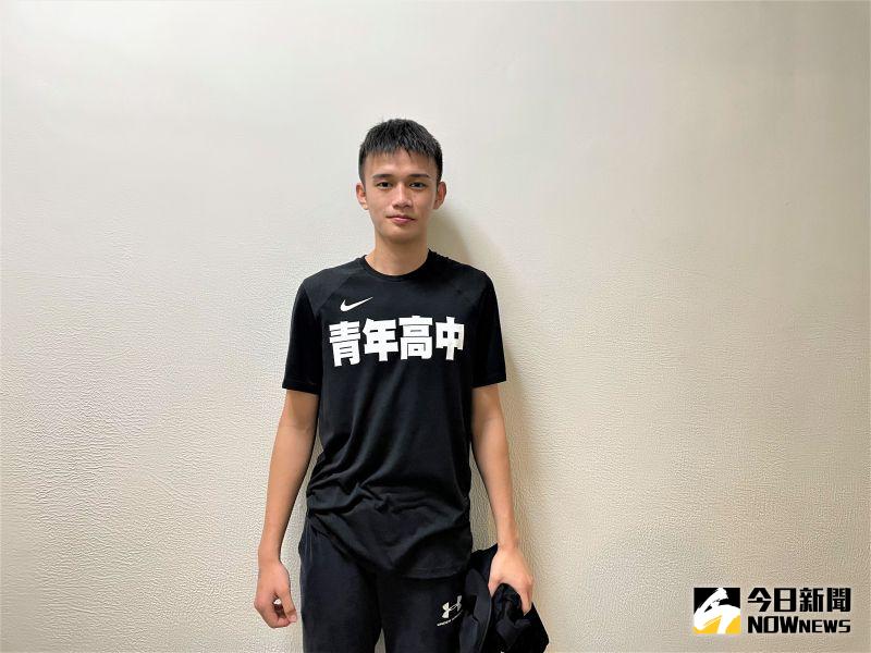 ▲青年高中「校草」林劭安繳出全面成績單16分8籃板4抄截,聯手助隊拿下高雄12強複賽首場勝利。(圖/鍾東穎攝