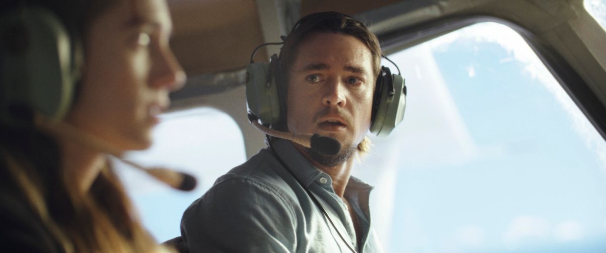 ▲亞歷山大德雷蒙（右）與愛麗森威廉絲在新片攜手度過高空驚魂。（圖／CATCHPLAY提供）