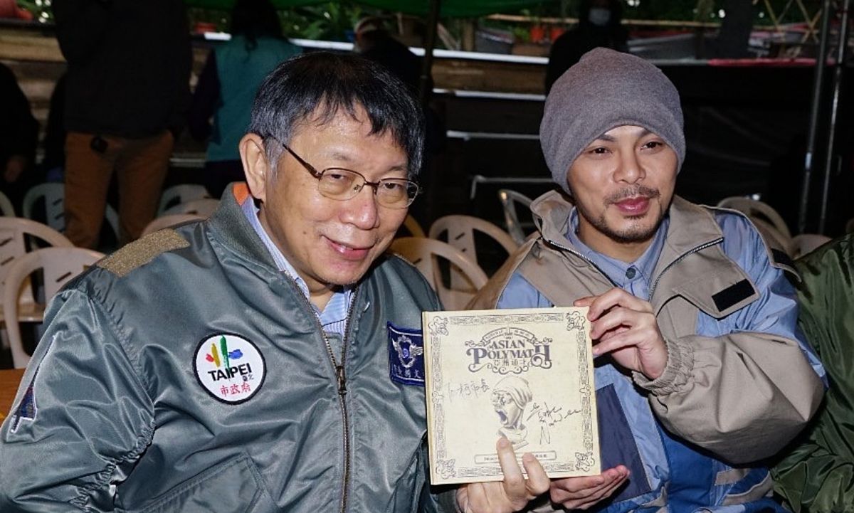 ▲台北市長柯文哲30日下午參與貓空觀光宣傳活動，並與代言人大馬歌手黃明志合影。而在接受媒體訪問時，針對新冠肺炎英國變種病毒入侵，柯文哲表示目前跨年晚會仍舊維持照常舉辦。（圖／台北市政府提供）