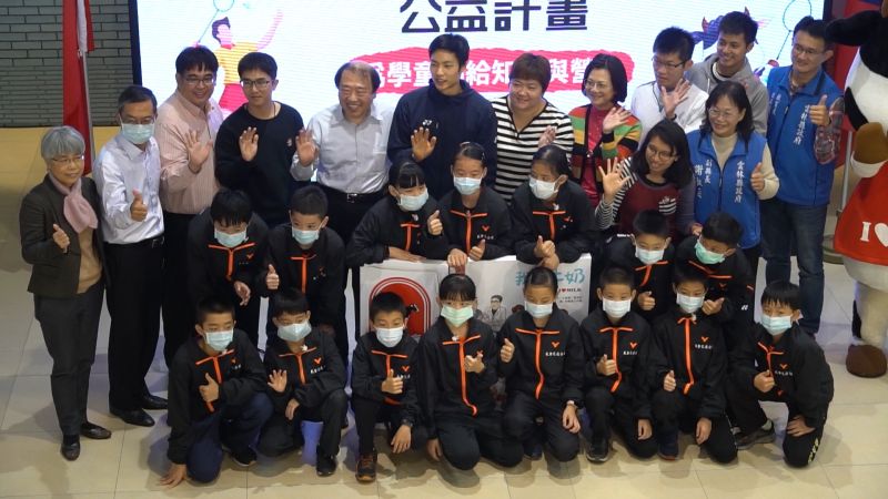 ▲副縣長謝淑亞、董事長汪林祥、平台社長許耀雲、羽球國手周天成共同宣誓守護偏鄉孩童的健康成長。(圖/記者蘇榮泉攝,2020.12.30)