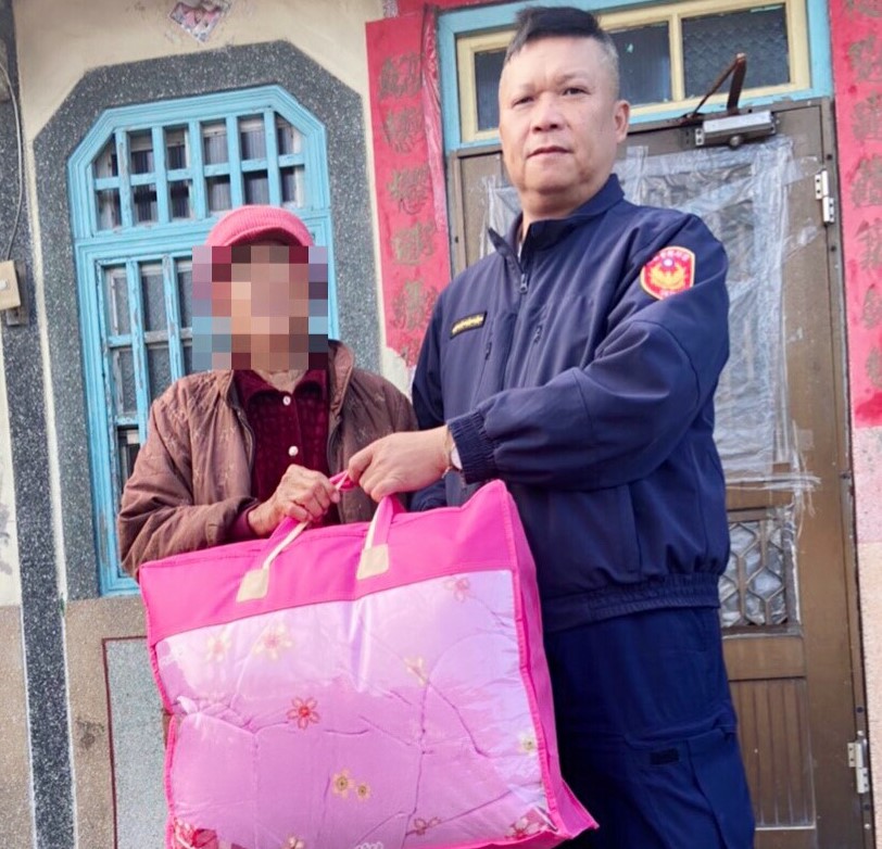 ▲北港警分局派員至獨居長者住處提供禦寒物品棉被。（圖／記者蘇榮泉攝，2020.12.30）