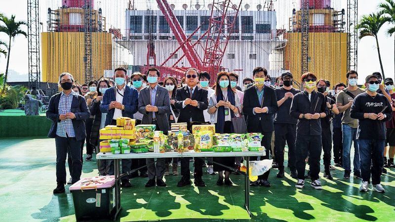 ▲▲科儀祈福特別邀請台灣民俗文化研究學者林茂賢指導,高市副市長史哲、文化局長王文翠及新聞局長董建宏都出席今天的溫府大王爺安座海上舞台科儀,全程遵禮俗進行,隆重莊嚴。(圖/高市府提供)