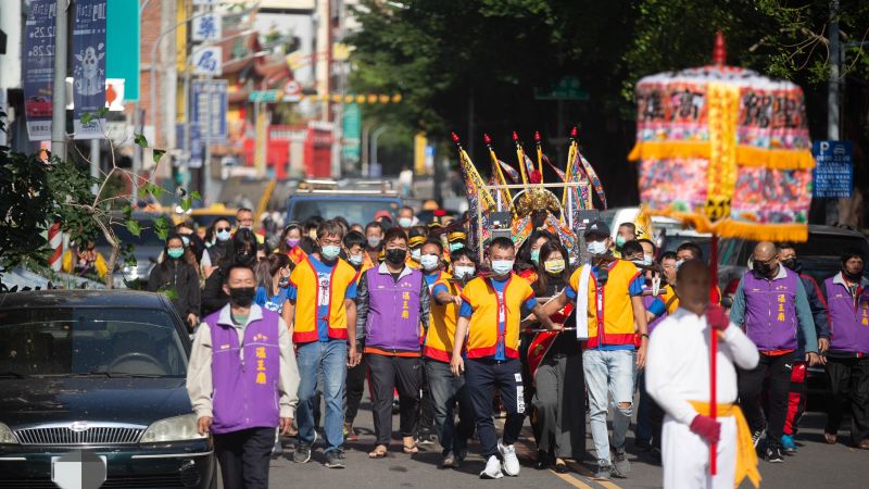 ▲在台灣民間每當流傳瘟疫的時候就會請瘟神也就是王爺來坐鎮。這場起駕到海上安座的儀式,全程遵循古禮,地獄殿吉勝堂八家將,落地吹等陣頭開道,儀式相當的隆重。。(圖/高市府提供)