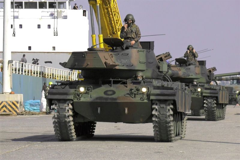 ▲首批M41D戰車開上路，吸引烈嶼鄉民眾及軍事迷圍觀。(圖/記者蔡若喬攝)