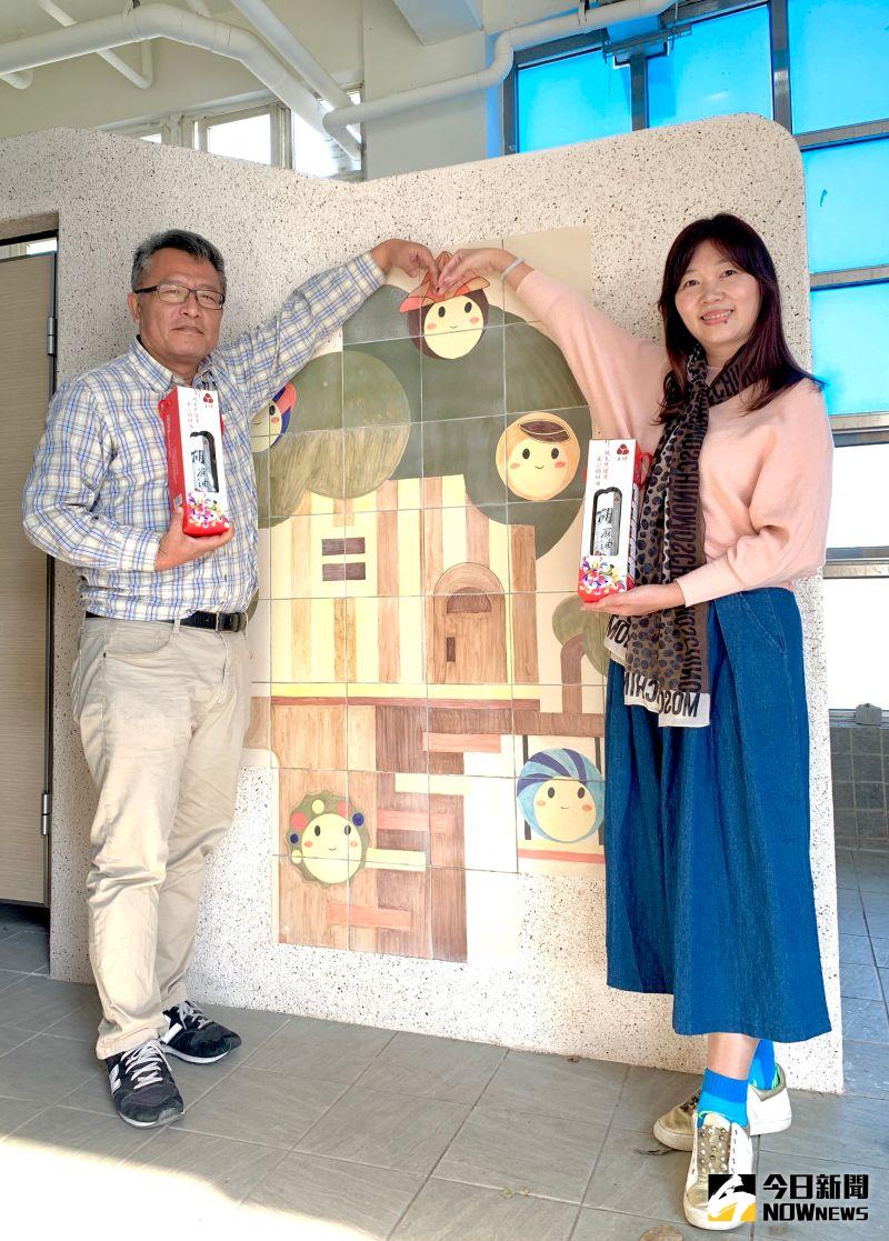 ▲芳苑鄉油品企業夫婦親自備好75份胡麻油前往二林鎮廣興國小,囑託廣興國小校長協助把「補冬」聖品,親送給有需要的家戶和中低收入的獨居長輩。(圖/記者陳雅芳攝,2020.12.