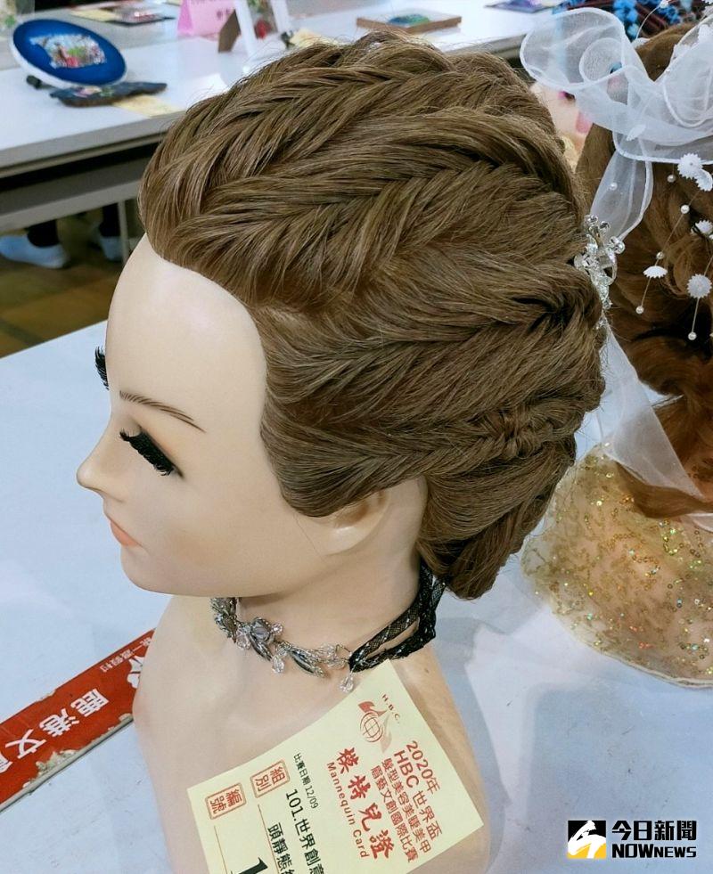▲亞軍洪可軒同學的創意包頭作品。(圖/記者陳雅芳攝,2020.12.
