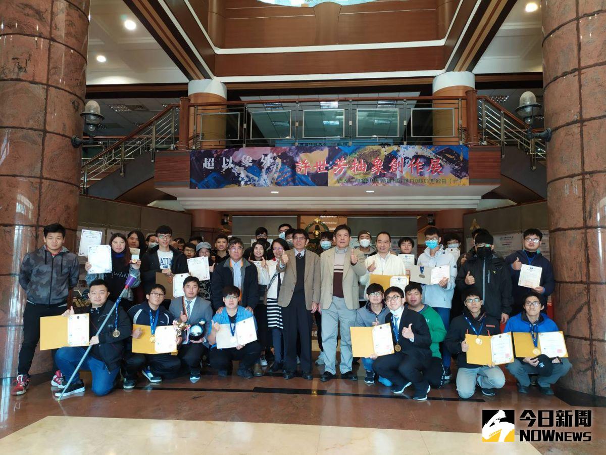 ▲建國科技大學在「2020第七屆高雄KIDE國際發明暨設計展」中，參賽的12件作品皆獲得獎項，拿下6金、4銀、2銅，其中1件更獲得最佳發明特別獎，亮眼成績讓全校師生受到很大鼓舞。（圖／記者葉靜美攝，2020.12.30）