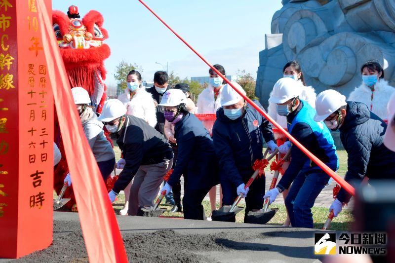 ▲彰化縣政府將在員林龍燈公園改造成滯洪池,增加滯洪空間,來解決市區淹水問題,舉行動土儀式。(圖/記者陳雅芳攝,2020.12.