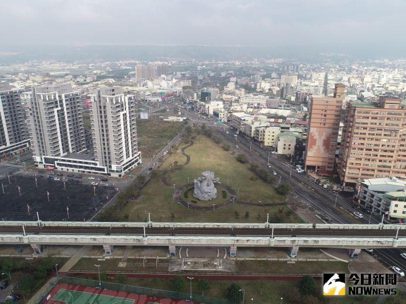 ▲員林龍燈滯洪池橫跨鐵路高架橋。(圖/記者陳雅芳攝,2020.12.