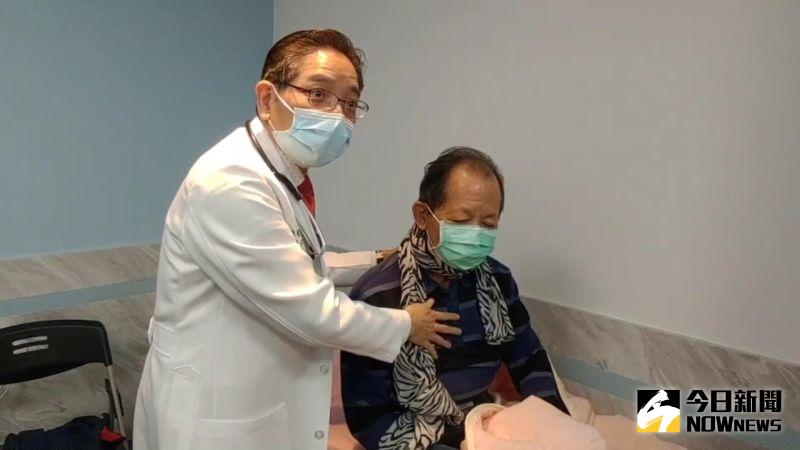▲員林宏仁醫院副院長朱建統說,可以在床邊放保溫杯,起床就喝溫水,重點出門一定要做好保暖工作。(圖/記者陳雅芳攝,2020.12.