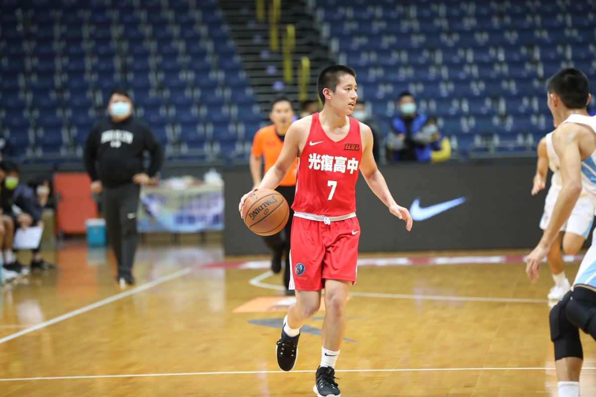 ▲光復高中主控莊朝勝飆進6顆三分球，攻下生涯新高32分，和陳將双聯手幫助光復校史首度擊敗能人。（圖／官方提供）