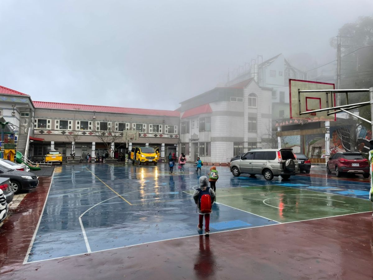 ▲因路面結冰影響交通安全，桃園市政府傍晚宣布，復興區高義國民小學、三光國民小學、光華國民小學、巴崚國民小學及復興區立幼兒園華陵分班，明日停班停課一日。（圖／桃園市教育局提供）