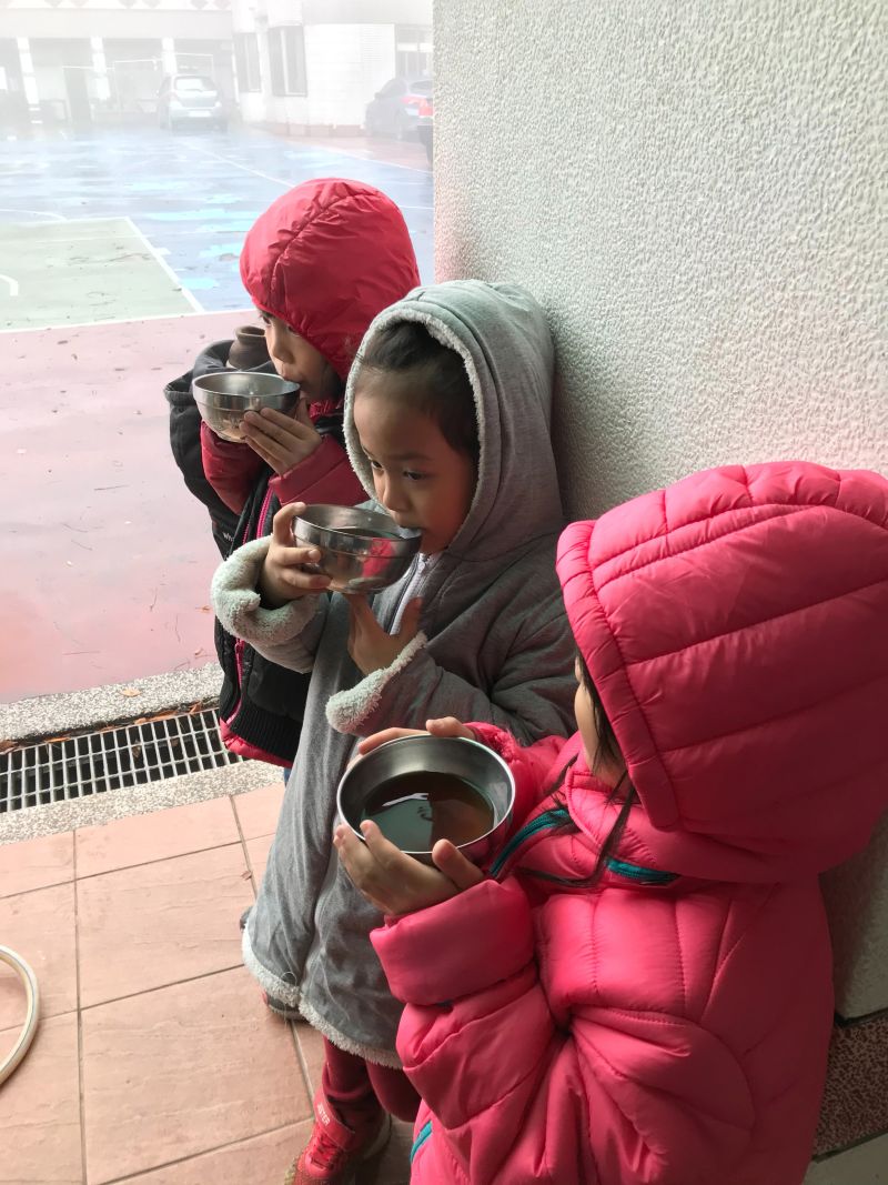 ▲巴崚國小學童正在引用校方提供的熱飲禦寒。(圖/桃園市教育局提供)