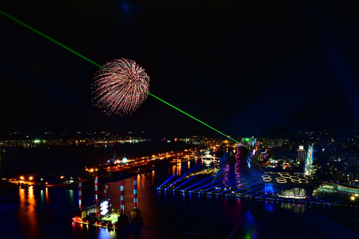 ▲高雄市政府今晚宣布，因應COVID-19疫情狀況，明天「2021跨百光年」均將改為線上直播；高流戶外舞台區、蓬萊商港區、大港橋均將進行管制，不得進入。(圖／高市府提供)