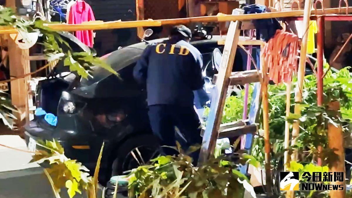 ▲高雄市鳳山區今(30)日晚間驚傳槍擊案，一輛黑色轎車今晚拒絕高雄市鳳山警方盤查還開車衝撞逃逸，員警連開12槍，警方事後查看發現車上一人中彈身亡。（圖／記者郭俊暉攝，2020.12.30）