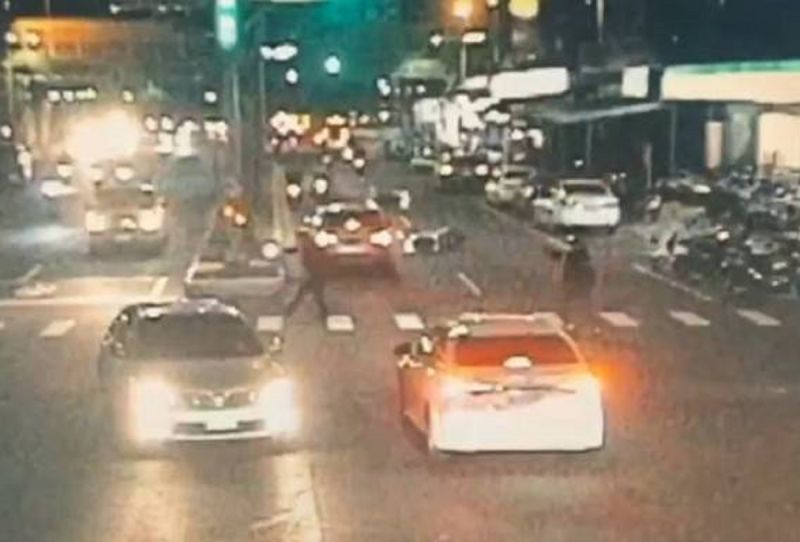 ▲李姓通緝犯見狀加速逃逸至鳳南、林森路口,遭車阻擋隨即倒車衝撞員警董家和,吳建銘見狀隨即對空鳴槍。(圖/鳳山方局提供)