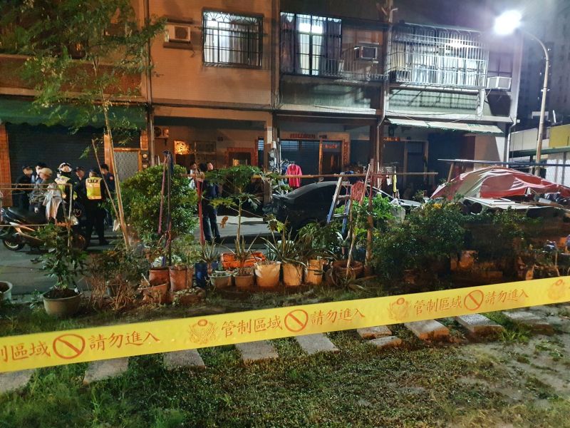 ▲涉案車輛停放於南富街(死巷),經現場查看後座乘客中彈已無生命跡象,死者身分尚待查證,另經目擊者描述車內另有2人逃逸。(圖/鳳山方局提供)