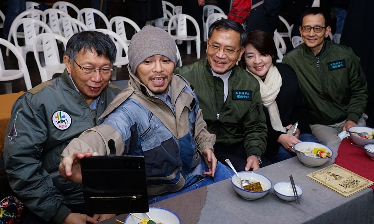 ▲為了推廣「三貓」觀光產業，台北市觀光傳播局特別找來大馬鬼才歌手黃明志擔任代言人。圖為台北市長柯文哲與黃明志以及局處首長等人玩自拍。（圖／台北市政府提供）