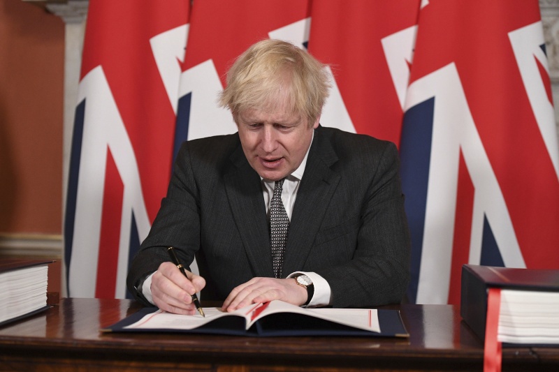 ▲英國首相強生（Boris Johnson）30日簽署英國脫歐後與歐洲聯盟（EU）的雙邊貿易協議，他並稱讚這份協議是英歐締造絕佳關係的開端。（圖／美聯社／達志影像）