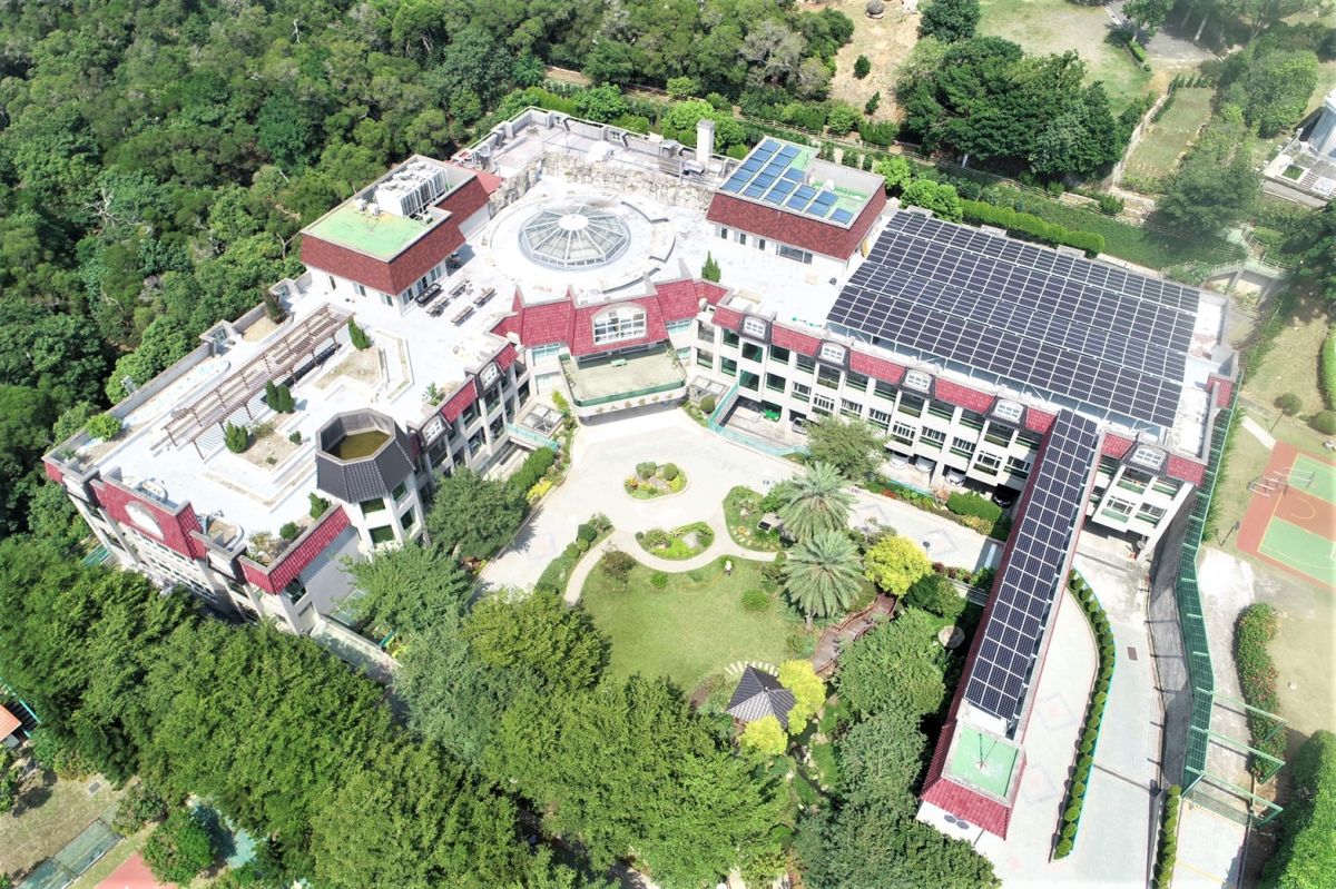 ▲台中市松柏園老人養護中心利用屋頂打造「光電城食森林」，節能減碳外，又建置魚菜共生系統，提供長者共享農耕樂趣。（圖／低碳辦公室提供）