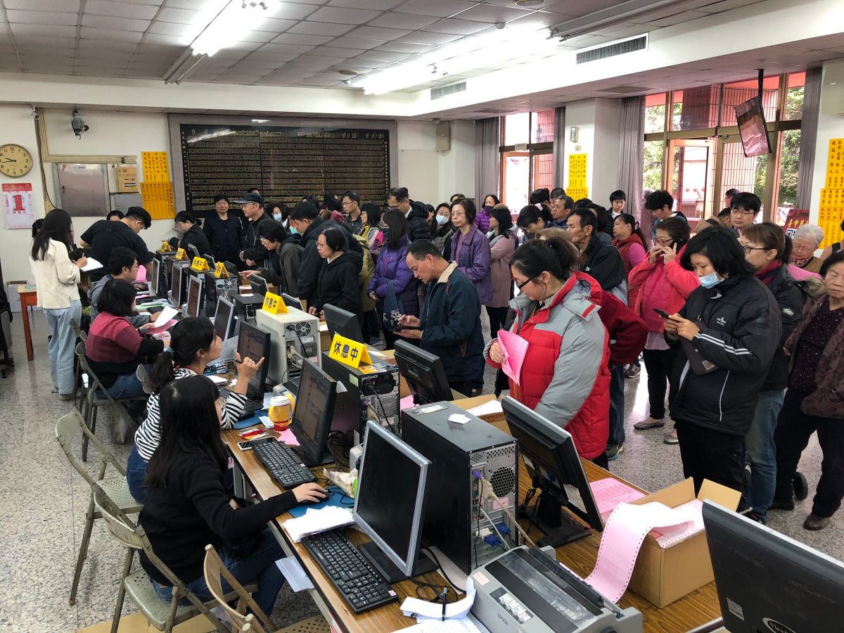 ▲台中市萬和宮開春祈福系列活動，包括安太歲、敬點光明燈等，全採電子化，十二台電腦同步進行，免除民眾久候。（圖／萬和宮提供）