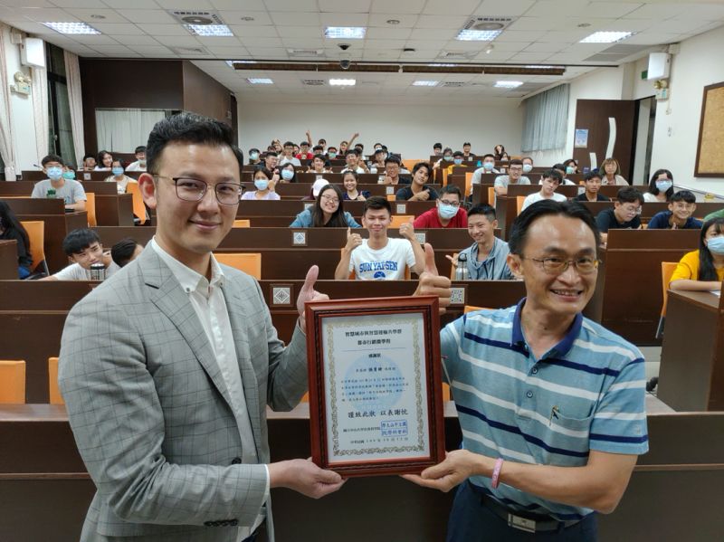 ▲中山大學社會科學院教授李予綱(右)強調,智慧時尚股份有限公司總經理張育銓(左)是中山大學優秀校友,推出的「樂齡守護屏安是福」獲經濟部工業局智慧城鄉計畫的創新應用獎,其定位技術不僅應用在智慧長照,更作為台北火車站等車站室內地圖導航服務,以及香港、泰國皆有醫院、空港等場域應用。(圖/中山大學社科院)