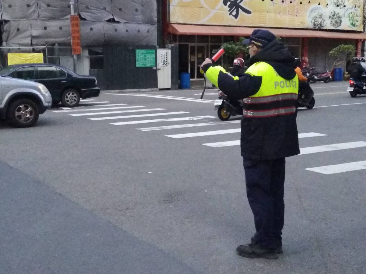 ▲中警今起連續4天元旦假期增加警力疏導交通。(圖/記者鄧力車翻攝)