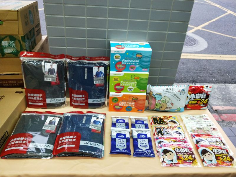 ▲萊爾富迎接跨年夜,輕便雨衣也備貨提升3倍、暖暖包5倍,以防寒流肆虐。發熱衣、口罩今年備貨量也大增。(圖/萊爾富提供)
