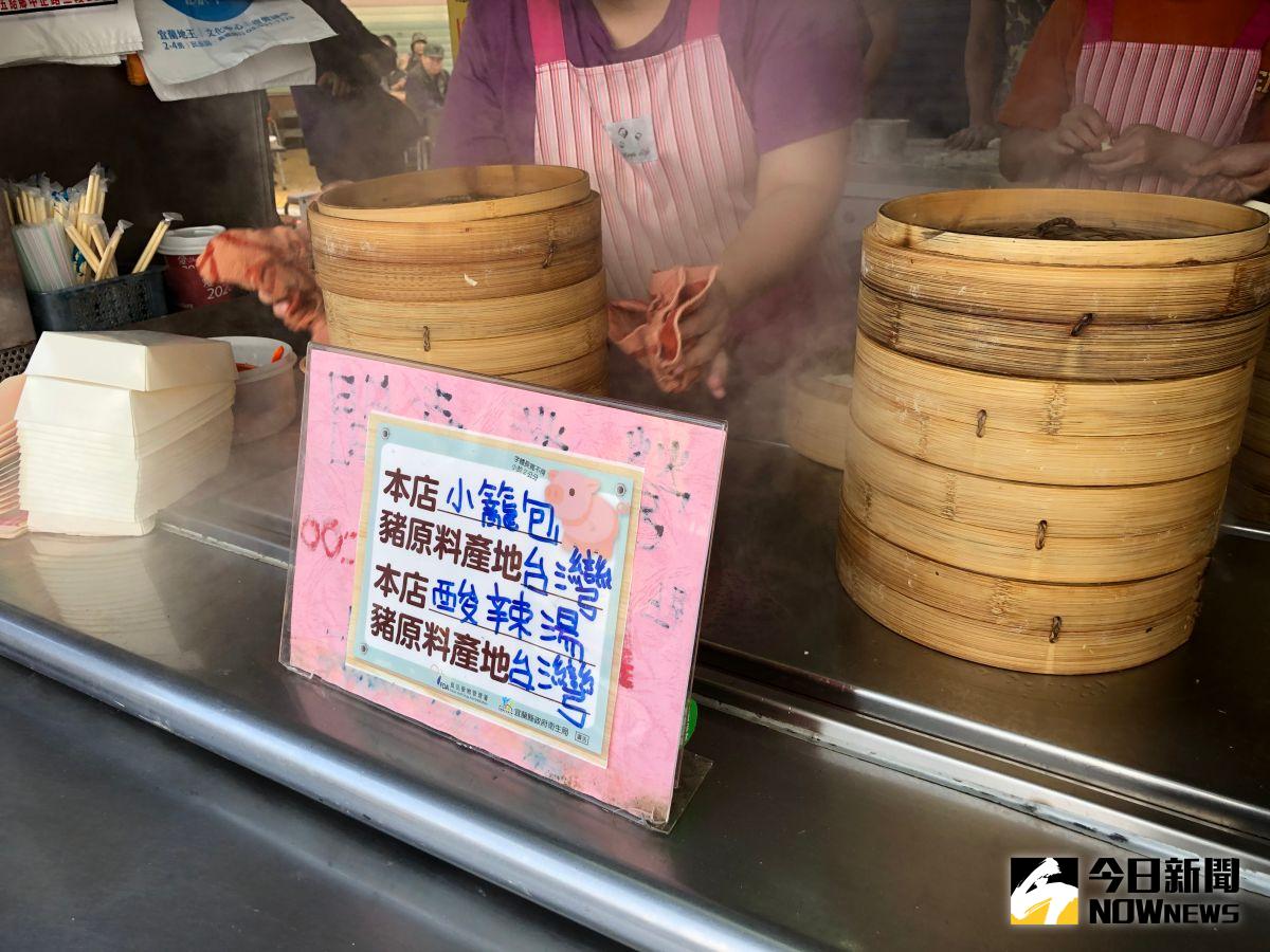 ▲業者標示產品豬肉產地。（圖／記者林莞茜攝）