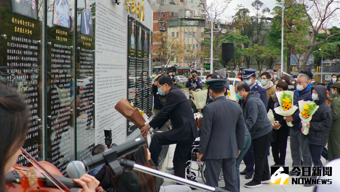 ▲0102黑鷹直升機失事，前參謀總長沈一鳴殉職將滿週年，國防部辦追思音樂會，部長嚴德發代表獻花。（圖／記者呂炯昌攝.2020.12.31）