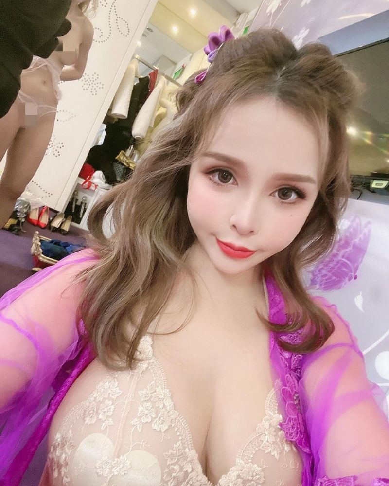 ▲陳香菱自拍照驚見裸女。(圖/陳香菱IG)